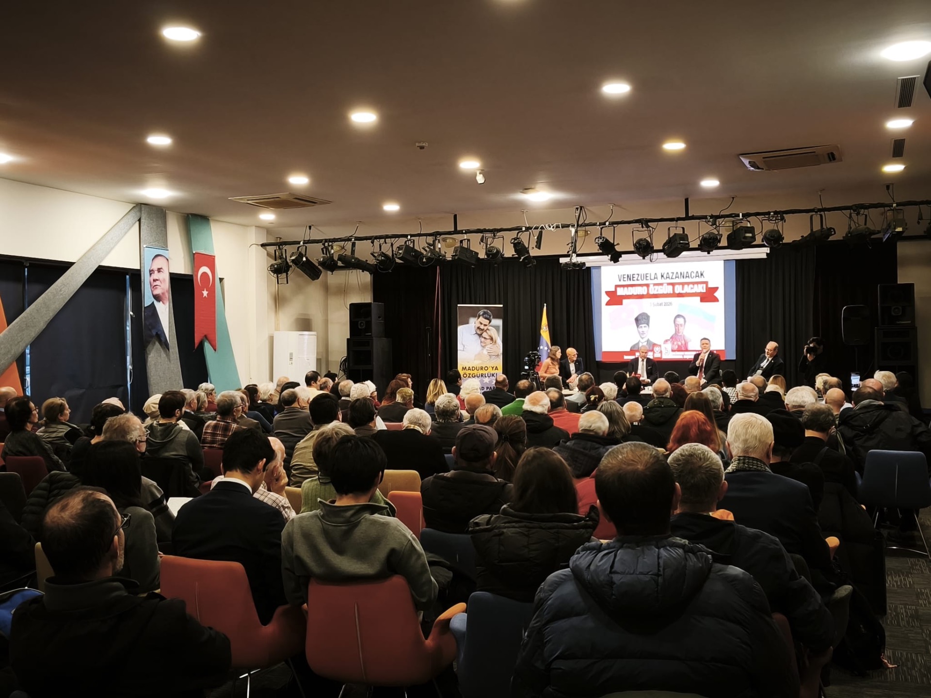 Bolivarcı Venezuela Cumhuriyeti İstanbul Başkonsolosu Lisette Margarita Hernandez Marquez'in, Vatan Partisi Genel Başkan Yardımcısı Serdar Üsküplü'nün ve Hacettepe Üniversitesi Milletlerarası Hukuk Ana Bilim Dalı Başkanı Doç. Dr. Erdem İlker Mutlu'nun konuşmacı olduğu konferansımızı tamamladık.  Venezuela Kazanacak, Maduro Özgür Olacak!