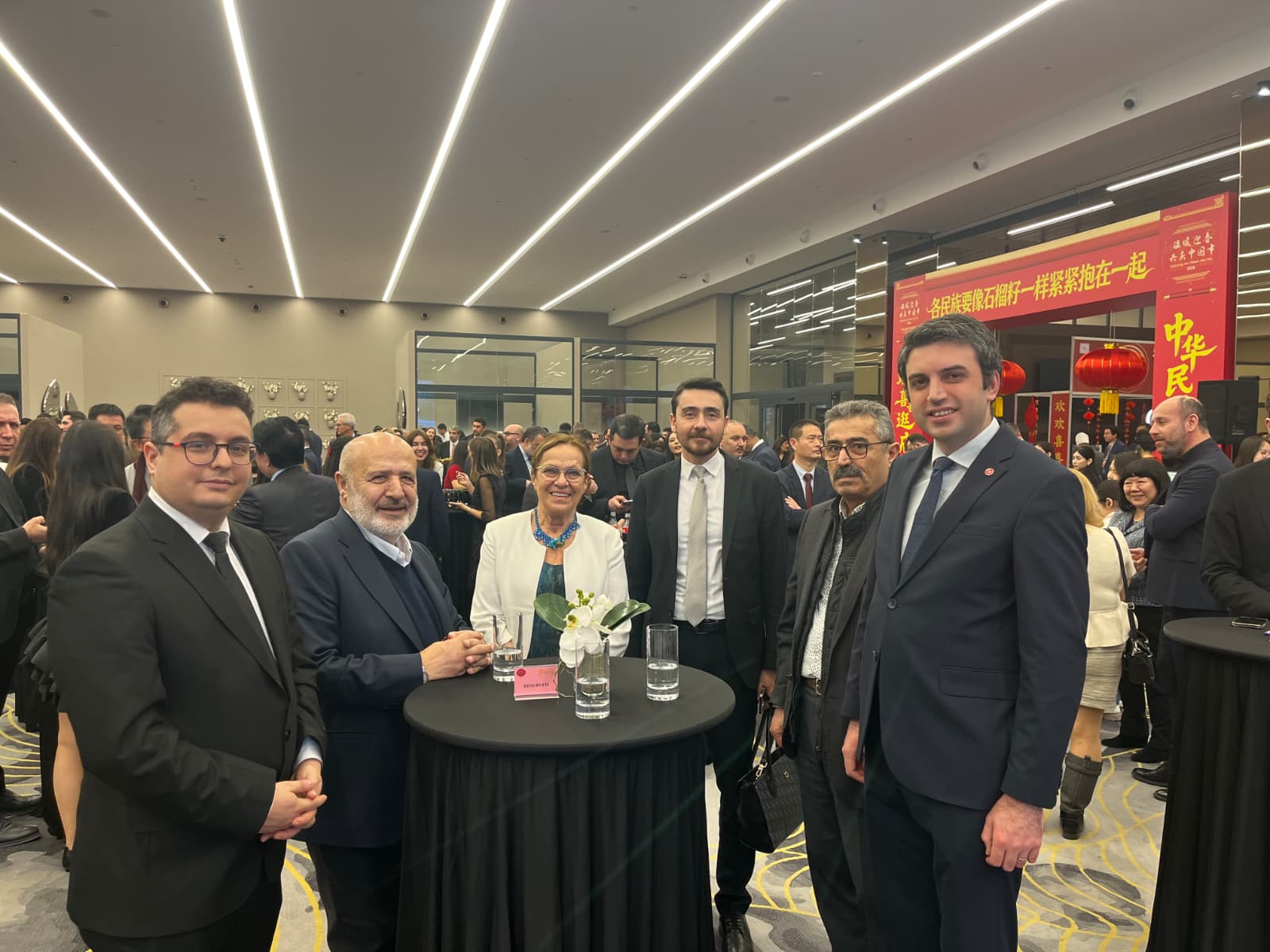 Genel Başkan Yardımcımız Ethem Sancak ve Merkez Yürütme Kurulu Üyemiz Şule Perinçek'in önderliğindeki heyetimiz, Çin Bahar Bayramı dolayısıyla Çin Halk Cumhuriyeti İstanbul Başkonsolosluğu tarafından düzenlenen resepsiyona katıldı.